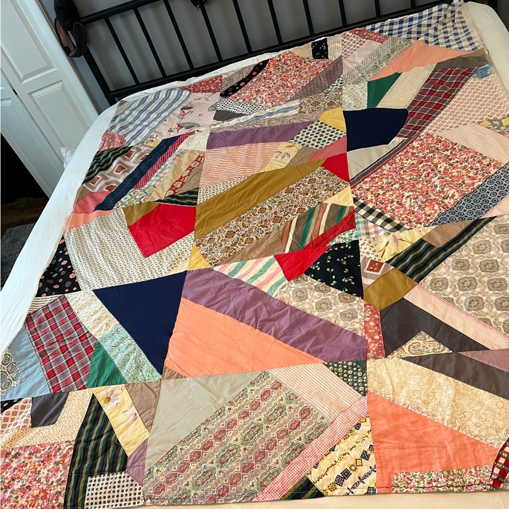 Patchwork Quilt with Multicolor Design - Picture 4 of 16